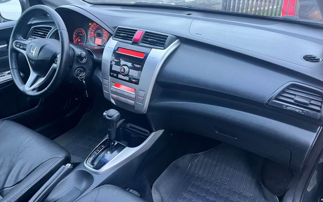 imagem-https://www.socarrao.com.br/sc-vehicle-images-prod/4282053/1791225787305-ZjVmY2Y2ODEtOTcxNC00MDI1LWFhOGQtOWUzYTNlNjYyNzBkLmpwZWc.jpeg