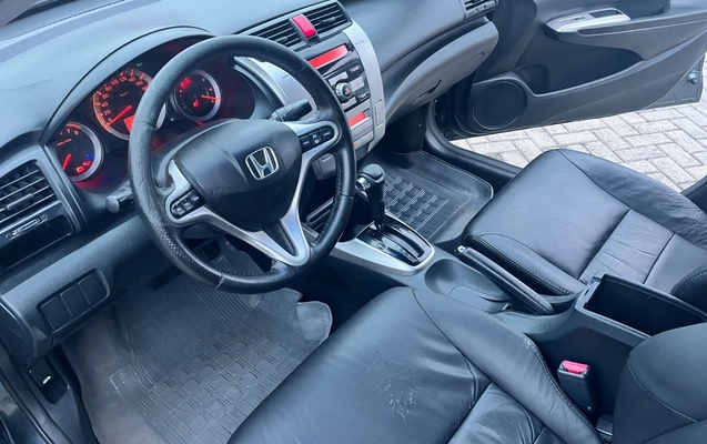 imagem-https://www.socarrao.com.br/sc-vehicle-images-prod/4282053/1791225787375-NzNmM2EwZWUtYjdhNy00NzlkLWJlNGUtNDU5MjgxMDRiZWU1LmpwZWc.jpeg