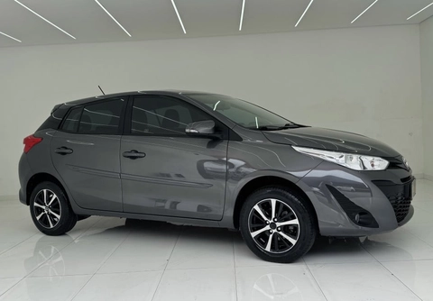 Toyota Yaris 2022 Cinza — foto 1 de 3