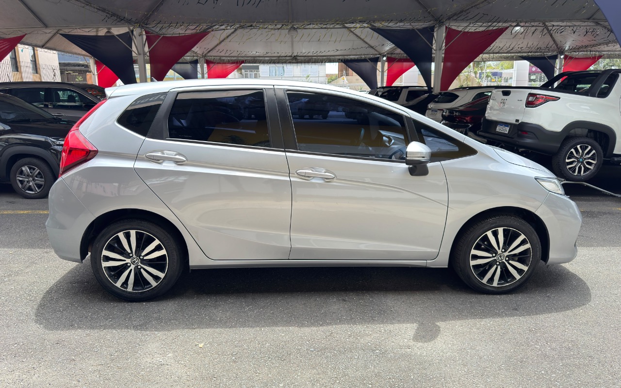 imagem-https://www.socarrao.com.br/sc-vehicle-images-prod/4282780/1791229837286-MTdlYTQ4MDQtN2U2Yi00ZTk2LWIyMzUtMzI0Y2JjMTdkYjg5LmpwZWc.jpeg