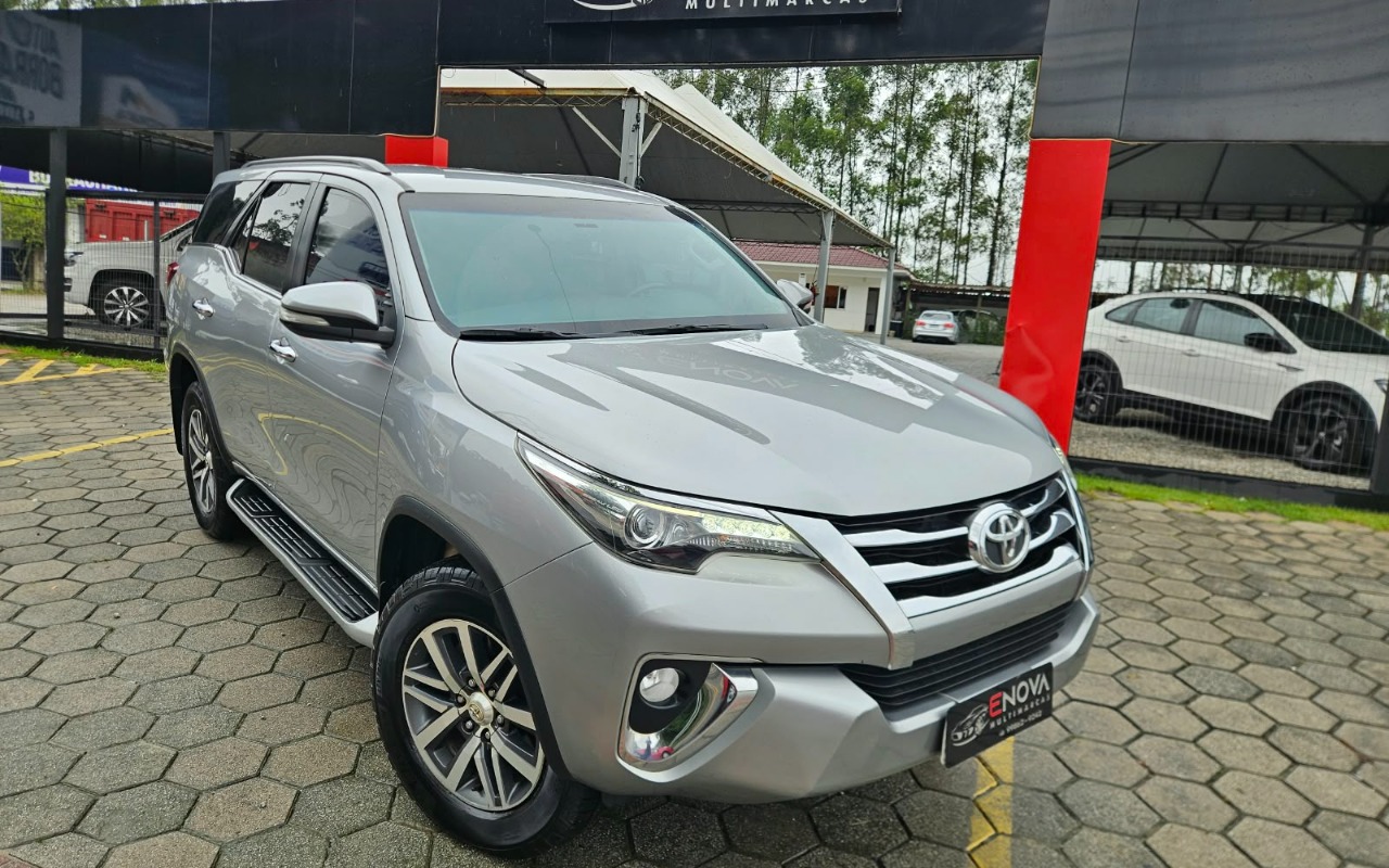 Toyota Hilux SW4 2017 Cinza — foto 1 de 3