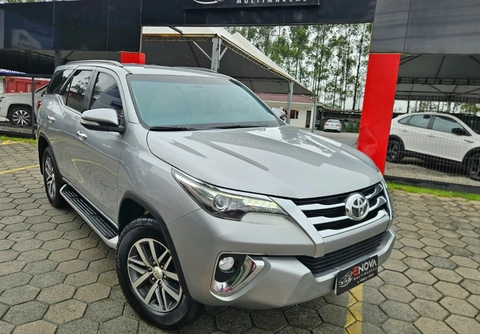 Toyota Hilux SW4 2017 Cinza — foto 1 de 3