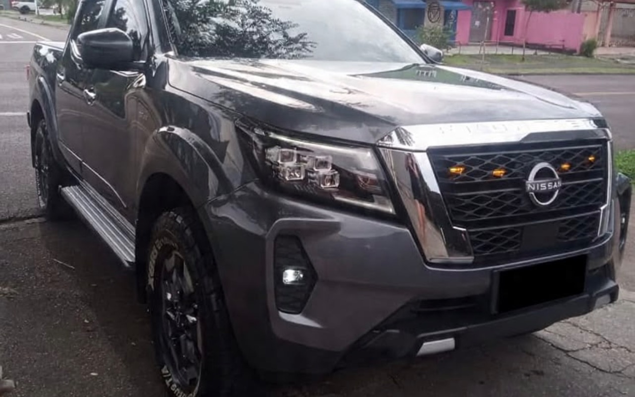 Nissan Frontier 2024 Cinza — foto 1 de 3