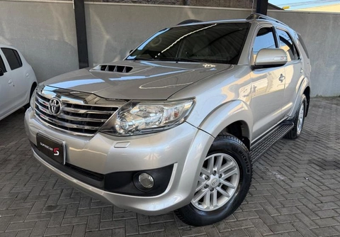 Toyota Hilux SW4 2013 Prata — foto 1 de 3