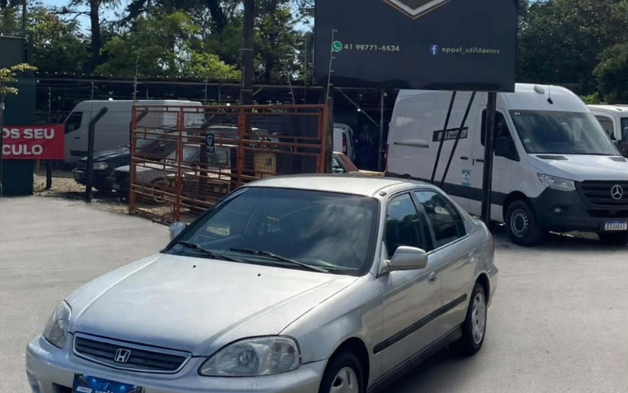 Honda Civic 1999 Prata — foto 1 de 3