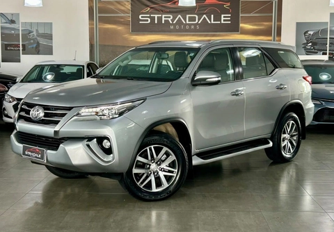 Toyota Hilux 2017 Prata — foto 1 de 3