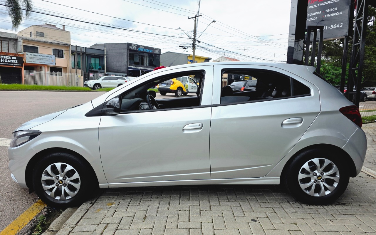 imagem-https://www.socarrao.com.br/sc-vehicle-images-prod/4300366/1791396717039-MjAyNjEwMDdfMTQwMDExLmpwZw.jpg