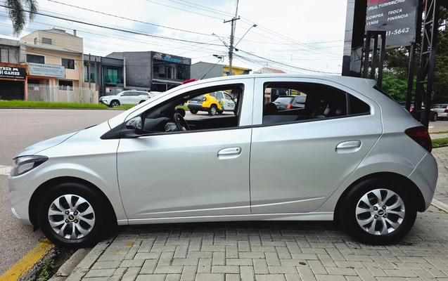 imagem-https://www.socarrao.com.br/sc-vehicle-images-prod/4300366/1791396717039-MjAyNjEwMDdfMTQwMDExLmpwZw.jpg