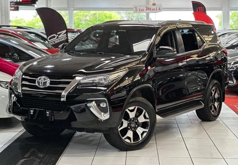 Toyota Hilux SW4 2020 Preto — foto 1 de 3