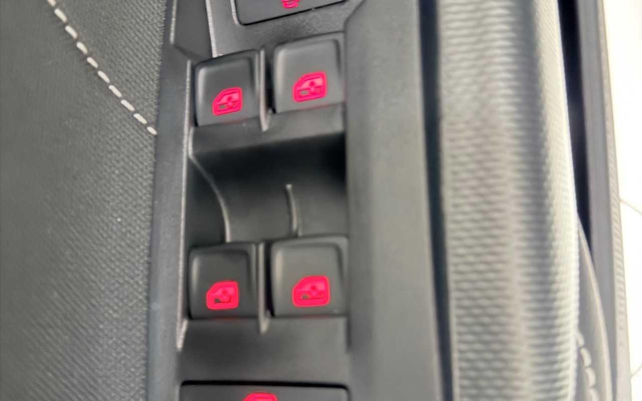 imagem-https://www.socarrao.com.br/sc-vehicle-images-prod/4310329/1791478667316-NjlmMTQxZGMtYWZiYS00NWZmLWFmYzgtMGMxM2EwMmE4M2VkLmpwZWc.jpeg