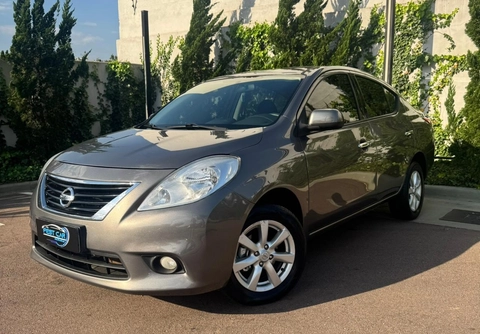 Nissan VERSA 2014 Cinza — foto 1 de 3