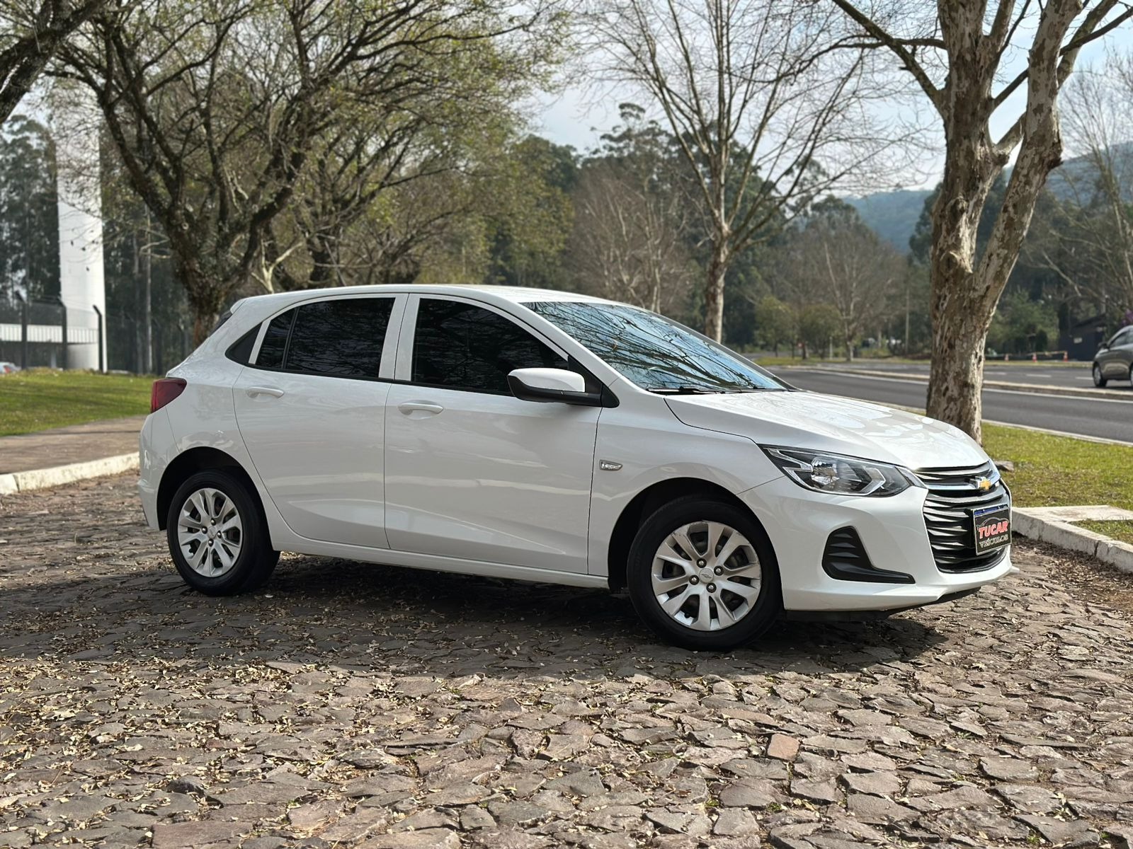 Chevrolet Onix HATCH 1.0 12V TB Flex 5p Aut. na cor Branco no Dois Irmãos / RS - 43124
