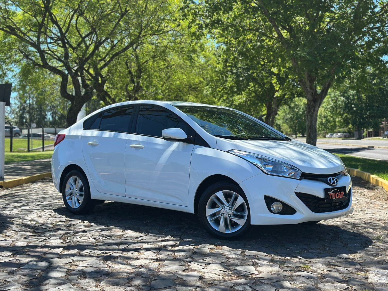 Hyundai HB20S Premium 1.6 Flex 16V Aut. 4p na cor Branco no Dois Irmãos / RS - 43140