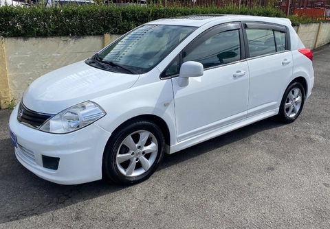 Nissan TIIDA 2012 Branco — foto 1 de 3