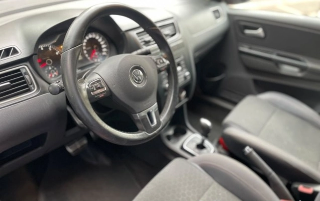 imagem-https://www.socarrao.com.br/sc-vehicle-images-prod/4323289/1791580113351-640_480_volkswagen-crossfox-i-motion-1-6-vht-total-flex-12-13-24fb55-4.jpg