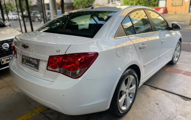 imagem-https://www.socarrao.com.br/sc-vehicle-images-prod/4323330/1791580383125-640_480_chevrolet-cruze-lt-1-8-16v-ecotec-aut-flex-12-12-7194d5-6.jpg