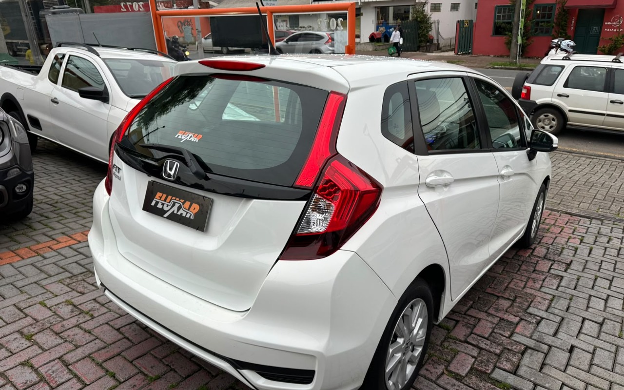 imagem-https://www.socarrao.com.br/sc-vehicle-images-prod/4342856/1791902642958-V2hhdHNBcHAgSW1hZ2UgMjAyNi0xMC0wMSBhdCAxNy41OC40OCAoNCkuanBlZw.jpeg