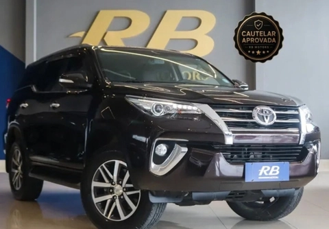 Toyota Hilux SW4 2017 Marrom — foto 1 de 3