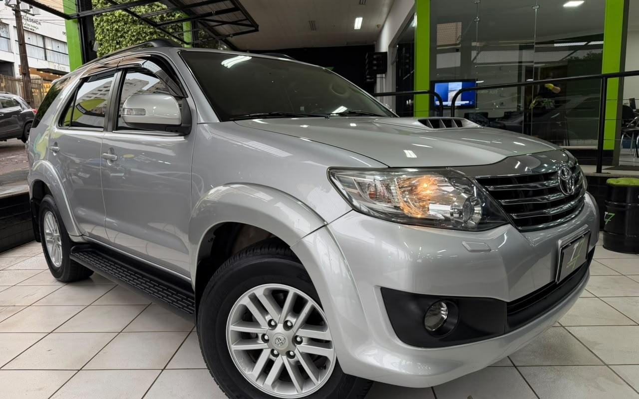 Toyota Hilux Sw4 SRV D4-D 4X4 3.0 TDI DIES. AUT 2014