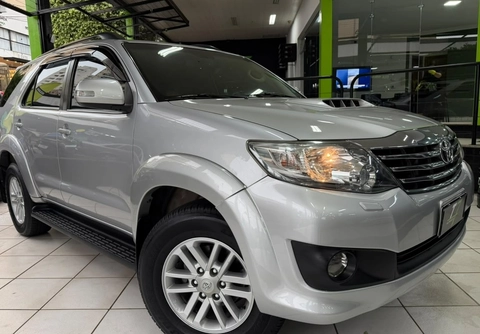 Toyota Hilux SW4 2014 Prata — foto 1 de 3