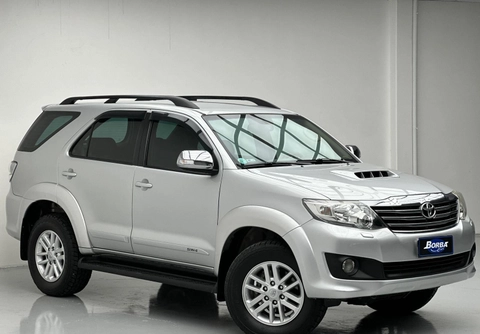 Toyota Hilux SW4 2013 Prata — foto 1 de 3