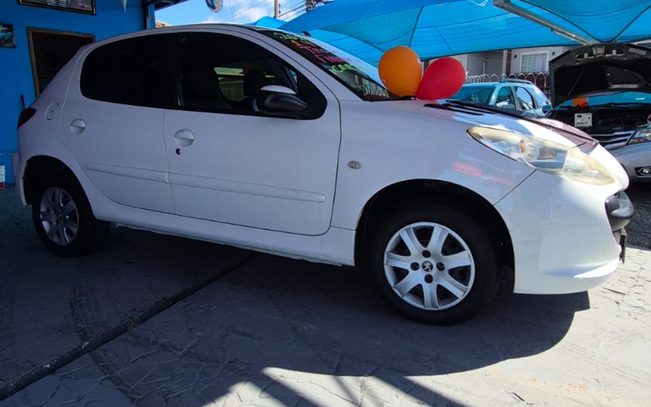 Peugeot 207 2013 Branco — foto 1 de 3