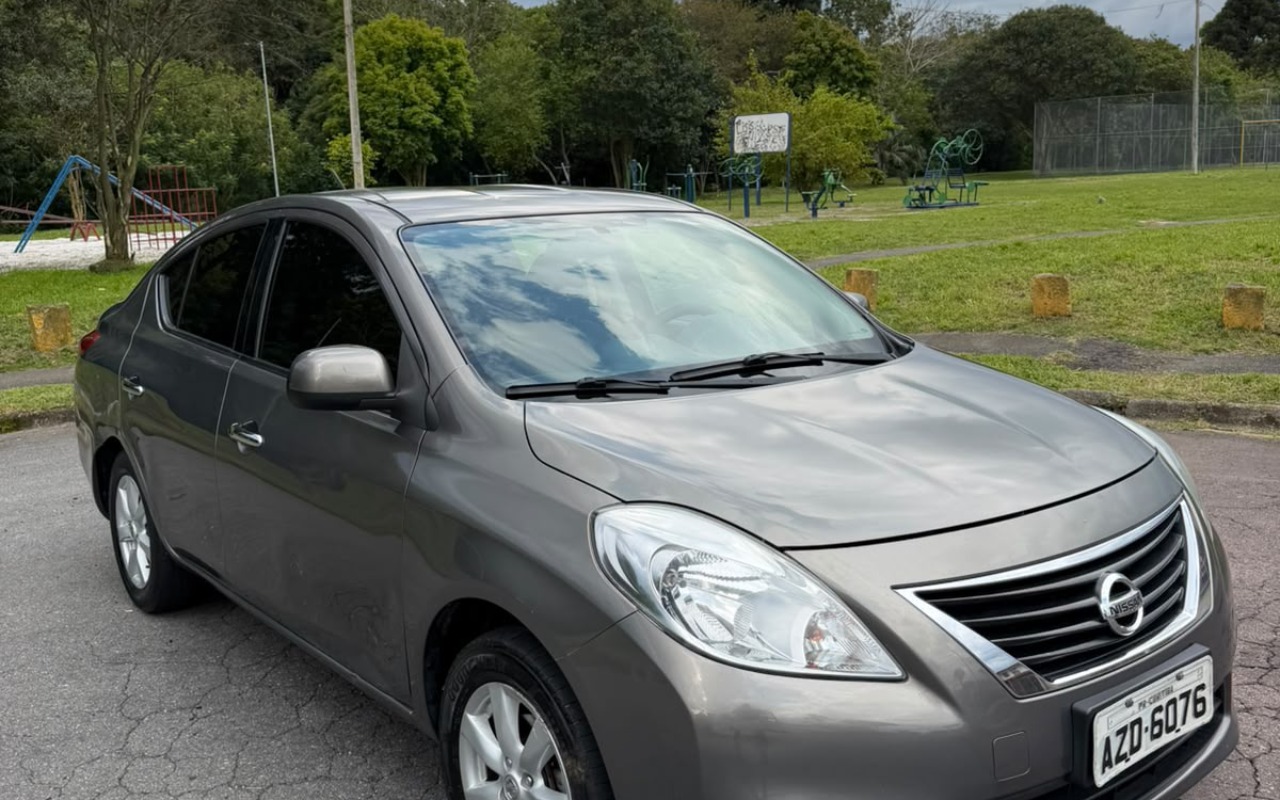 Nissan VERSA 2014 Cinza — foto 1 de 3
