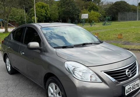 Nissan VERSA 2014 Cinza — foto 1 de 3