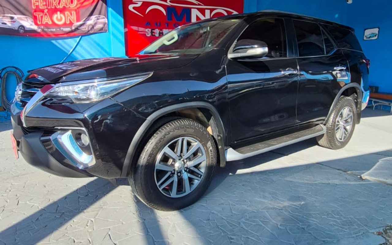 Toyota Hilux SW4 2016 Preto — foto 1 de 3