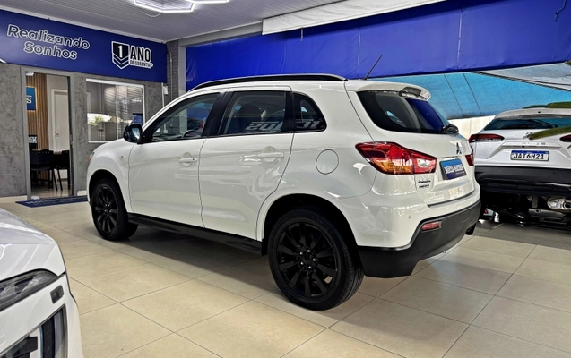 imagem-https://www.socarrao.com.br/sc-vehicle-images-prod/4362901/1792086802546-deoC0CwCHyasZQ4GctEplOtAwVlUAQyH.jpg