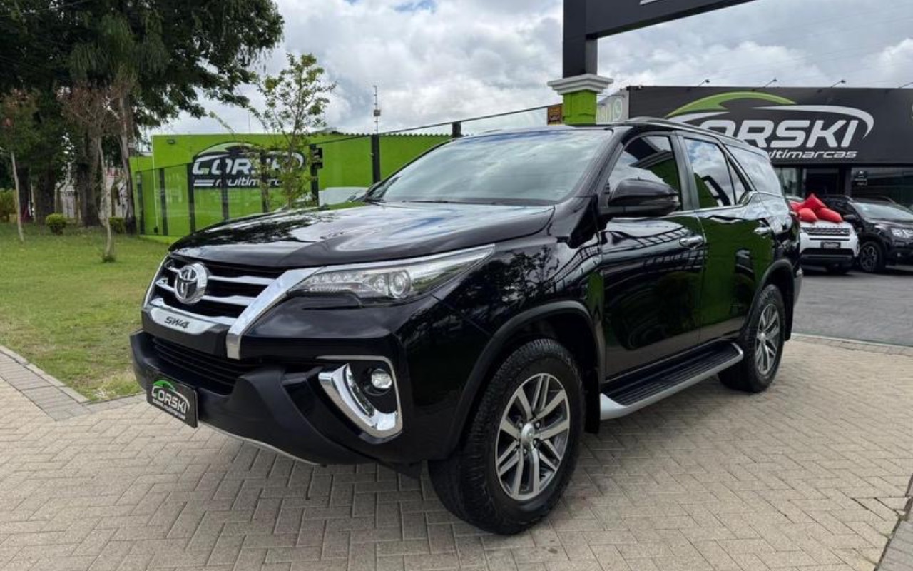 Toyota Hilux SW4 2020 Preto — foto 1 de 3