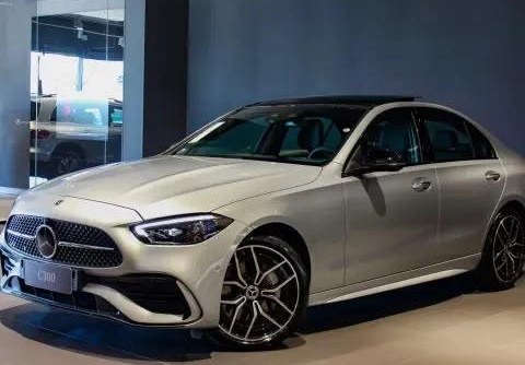 Mercedes-Benz C-300 2024 Prata — foto 1 de 3