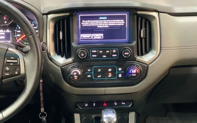 imagem-https://www.socarrao.com.br/sc-vehicle-images-prod/4380308/1792238480192-Q0hFVlJPTEVUIFMxMCBMVFogREQ0QSAtIDIwMTcgLSBQUkFUQSAtIFBQUDhENzMgKDE5KS5qcGc.jpg