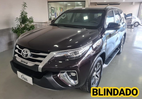 Toyota Hilux 2018 Marrom — foto 1 de 3