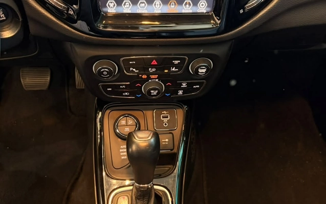 imagem-https://www.socarrao.com.br/sc-vehicle-images-prod/4392780/1792428789073-6b15d6f6-1799-4191-82c9-62b5cd238084.jpg