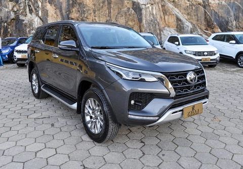 Toyota Hilux SW4 2024 Cinza — foto 1 de 3