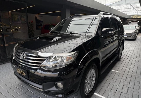 Toyota Hilux SW4 4x4 3.0 8V TB Diesel 2015 Preto — foto 1 de 3