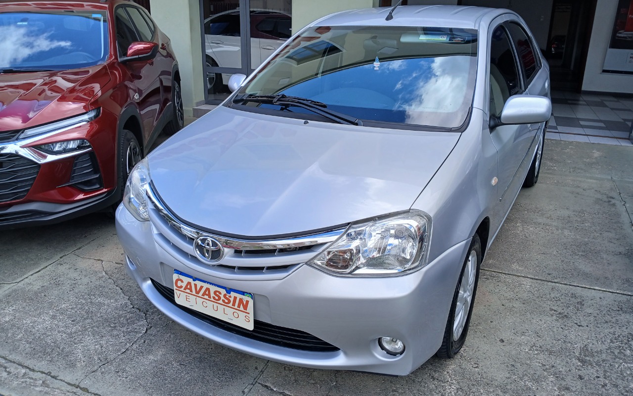 Toyota Etios 2013 Prata — foto 1 de 3
