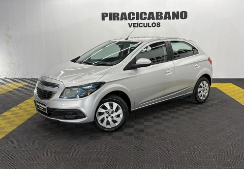Chevrolet Onix 2013 Prata — foto 1 de 3