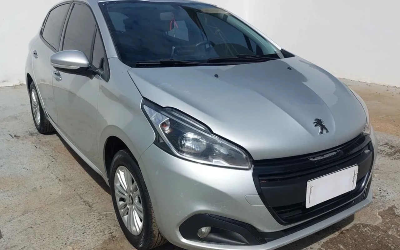 Peugeot 208 2017 Prata — foto 1 de 3