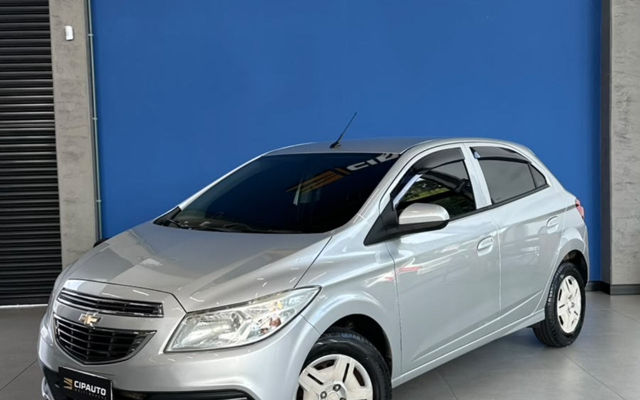 Chevrolet Onix 2014 Prata — foto 1 de 3