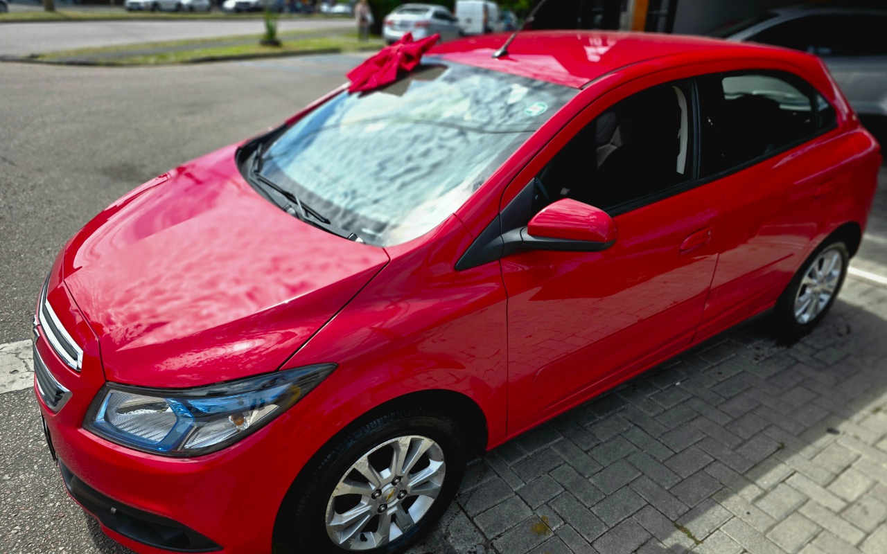 Chevrolet Onix 2015 Vermelho — foto 1 de 3