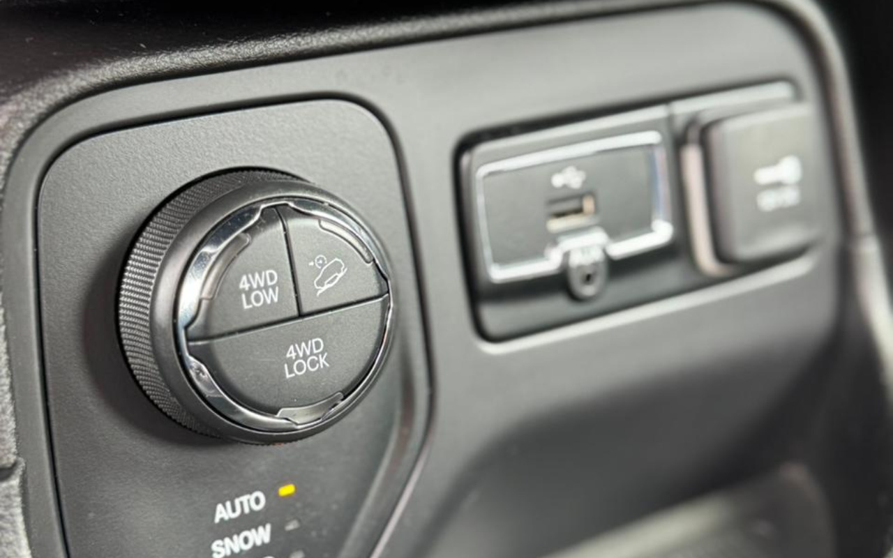 imagem-https://www.socarrao.com.br/sc-vehicle-images-prod/4413052/1792601251562-SW1hZ2VtIGRvIFdoYXRzQXBwIGRlIDIwMjUtMTAtMzAgw6AocykgMTYuMTYuMzBfOGY1NGY3NzQuanBn.jpg