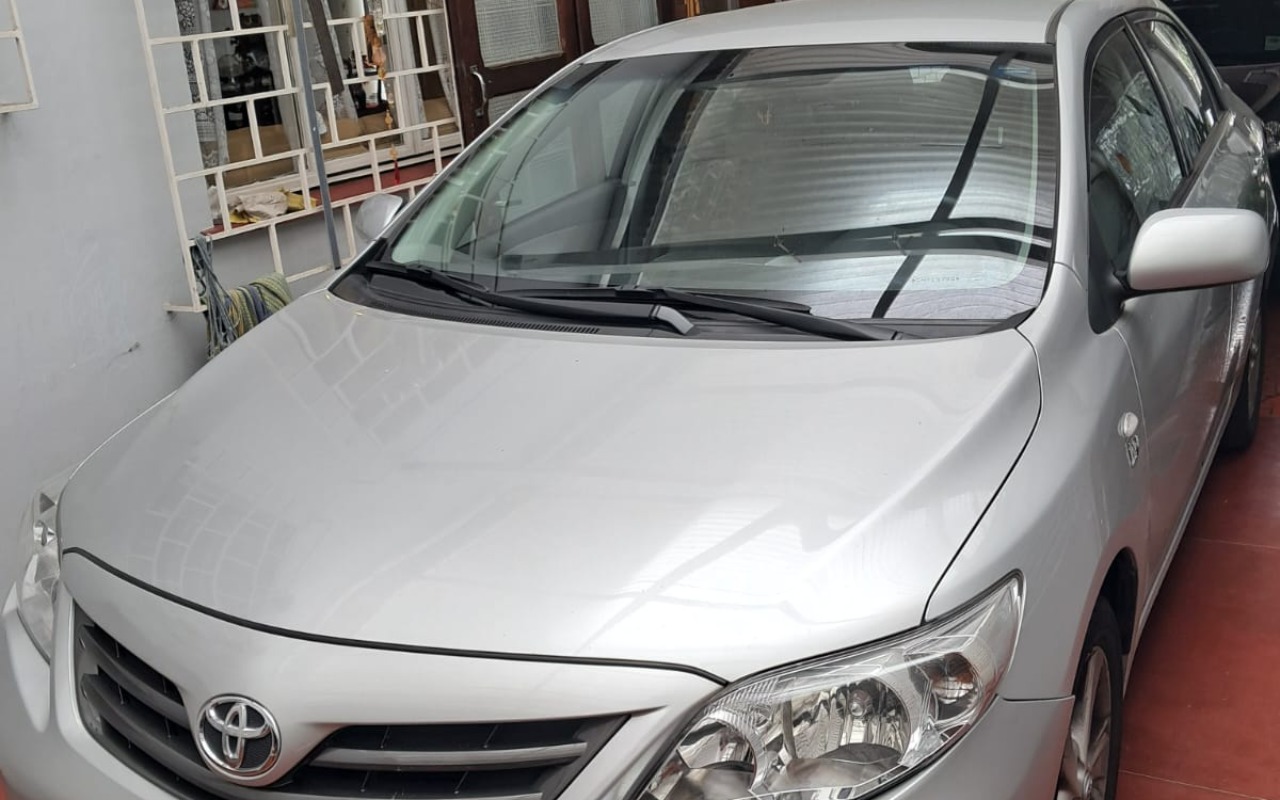 Toyota Corolla 2012 Prata — foto 1 de 3
