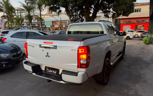 imagem-https://www.socarrao.com.br/sc-vehicle-images-prod/4413426/1792603674370-V2hhdHNBcHAgSW1hZ2UgMjAyNi0wOS0yOSBhdCAxMC4zMy4zOSAoNSkuanBlZw.jpeg