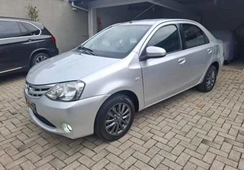 Toyota Etios 2014 Prata — foto 1 de 3