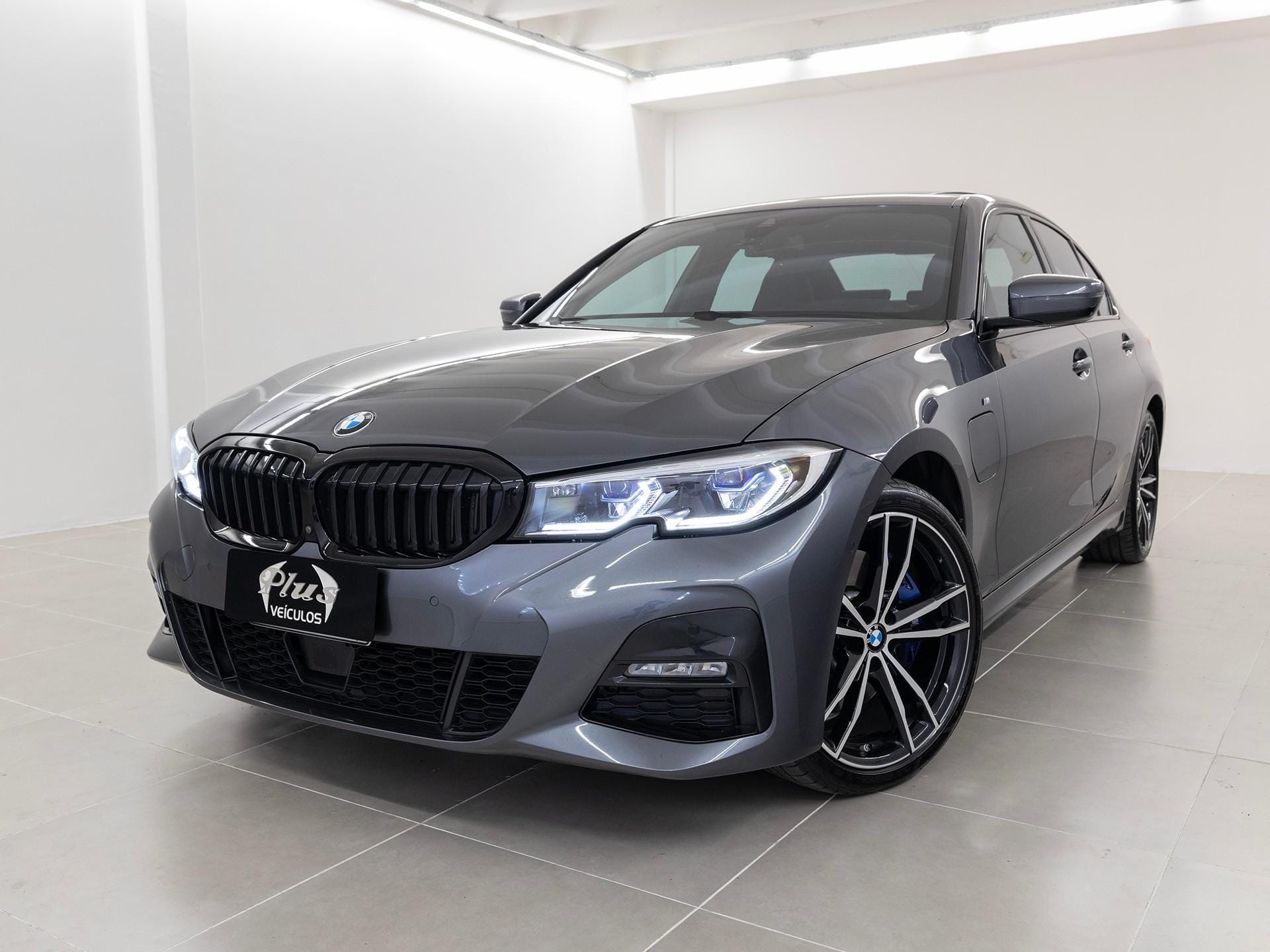BMW 330e 2022 Cinza — foto 1 de 3