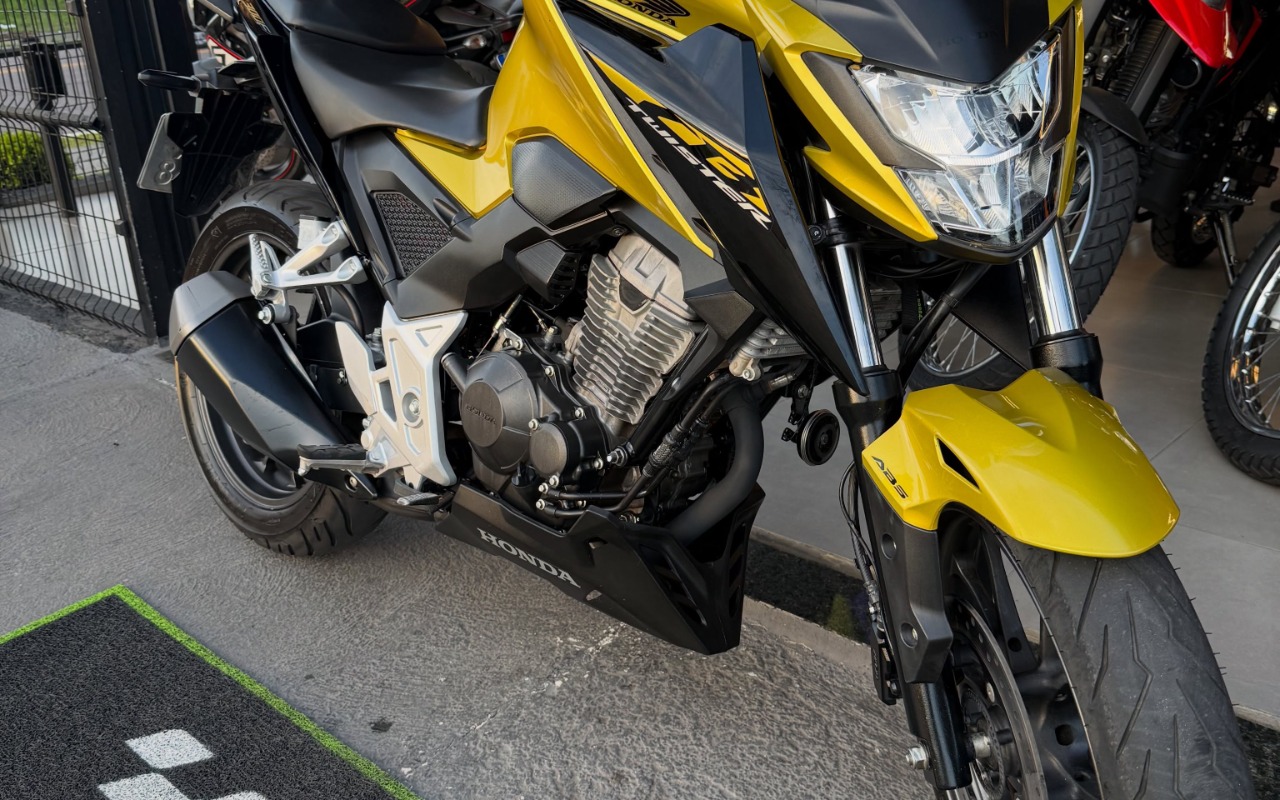 imagem-https://www.socarrao.com.br/sc-vehicle-images-prod/4422051/1792675988050-ODU4OTg1MjM2XzE4MTI4Njk4ODYxODQyMjQ4XzgyOTkxNjkxMTkzNDI4MDU3NzVfbi5qcGc.jpg