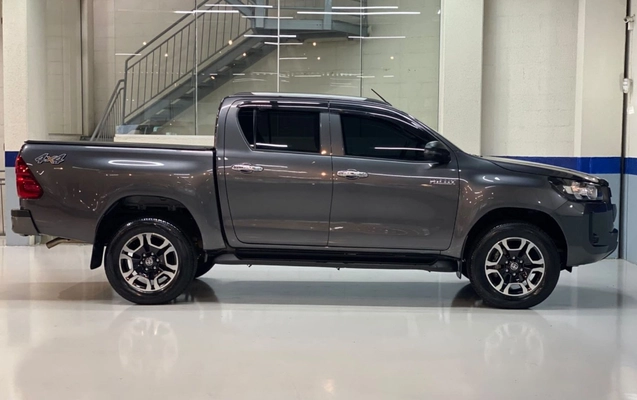 imagem-https://www.socarrao.com.br/sc-vehicle-images-prod/4422525/1792679123057-VE9ZT1RBIEhJTFVYIENEIC0gMjAyNCAtIENJTlpBIC0gVEFTMEoyMyAoNykuanBn.jpg