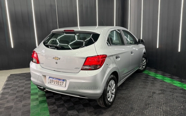 imagem-https://www.socarrao.com.br/sc-vehicle-images-prod/4425968/1792704048520-ca1123b95e8b9edb98827818c40ffc52_big.jpeg